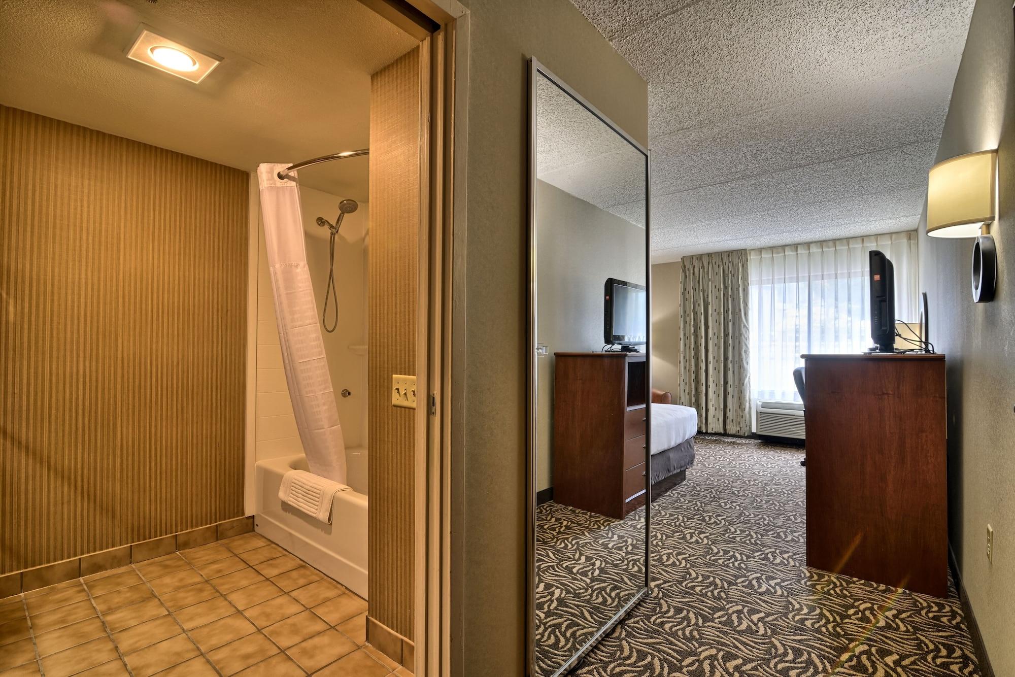 Clarion Inn & Suites - University Area Cortland Luaran gambar