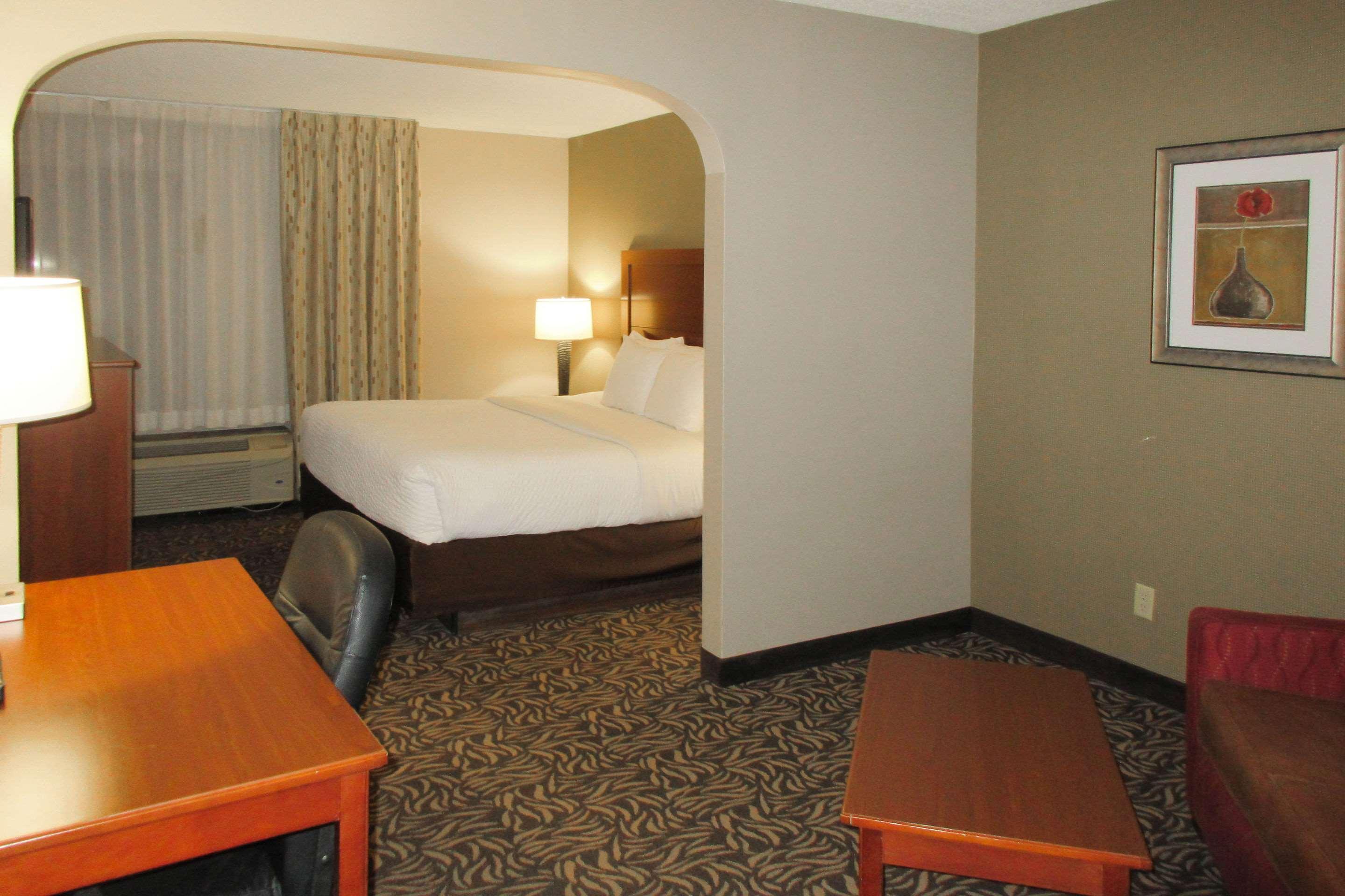 Clarion Inn & Suites - University Area Cortland Luaran gambar