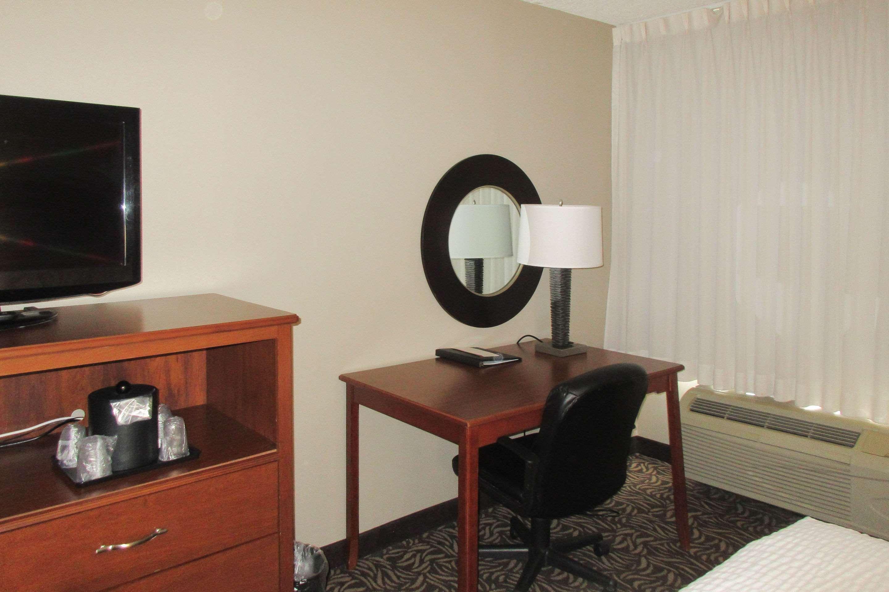 Clarion Inn & Suites - University Area Cortland Luaran gambar