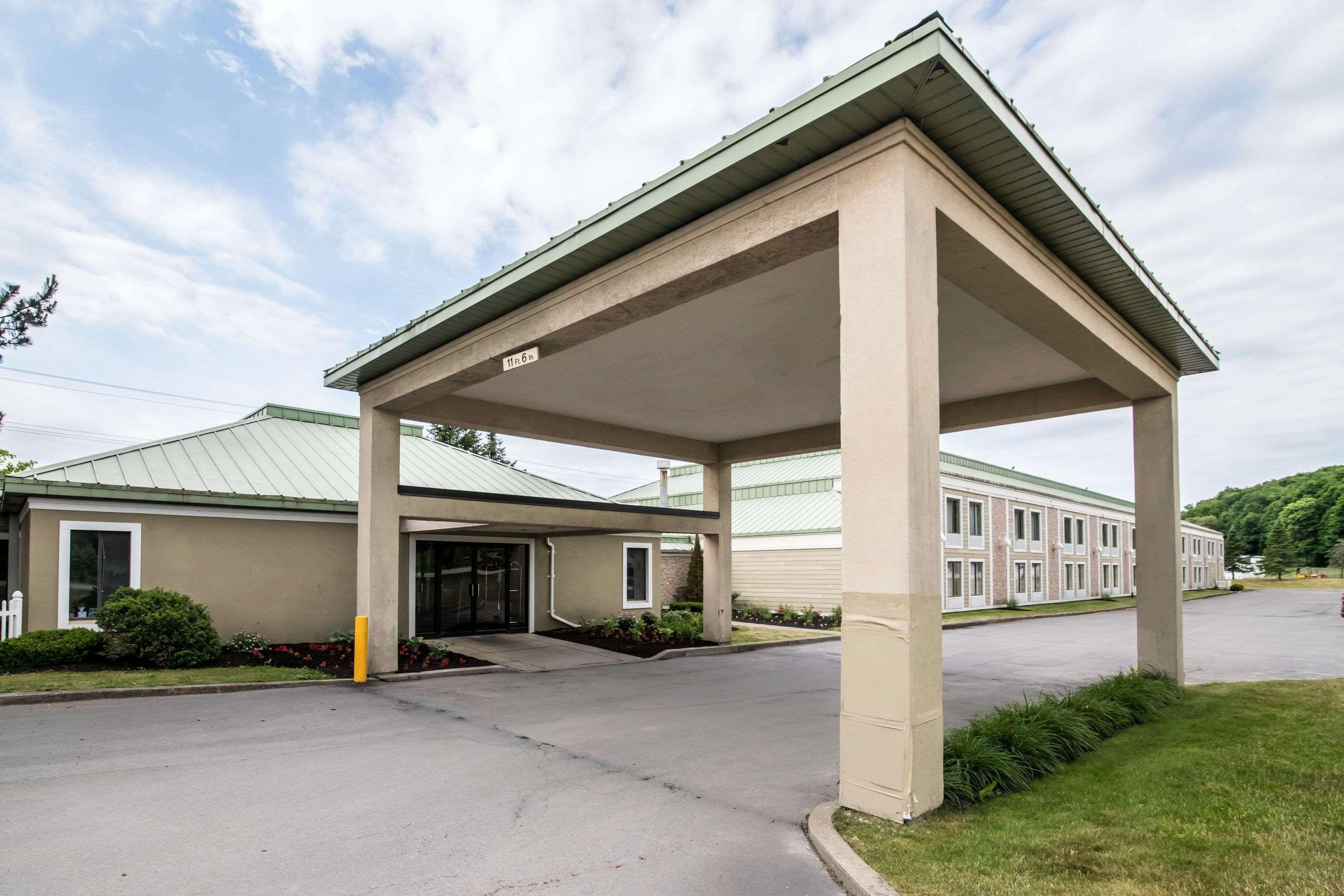 Clarion Inn & Suites - University Area Cortland Luaran gambar