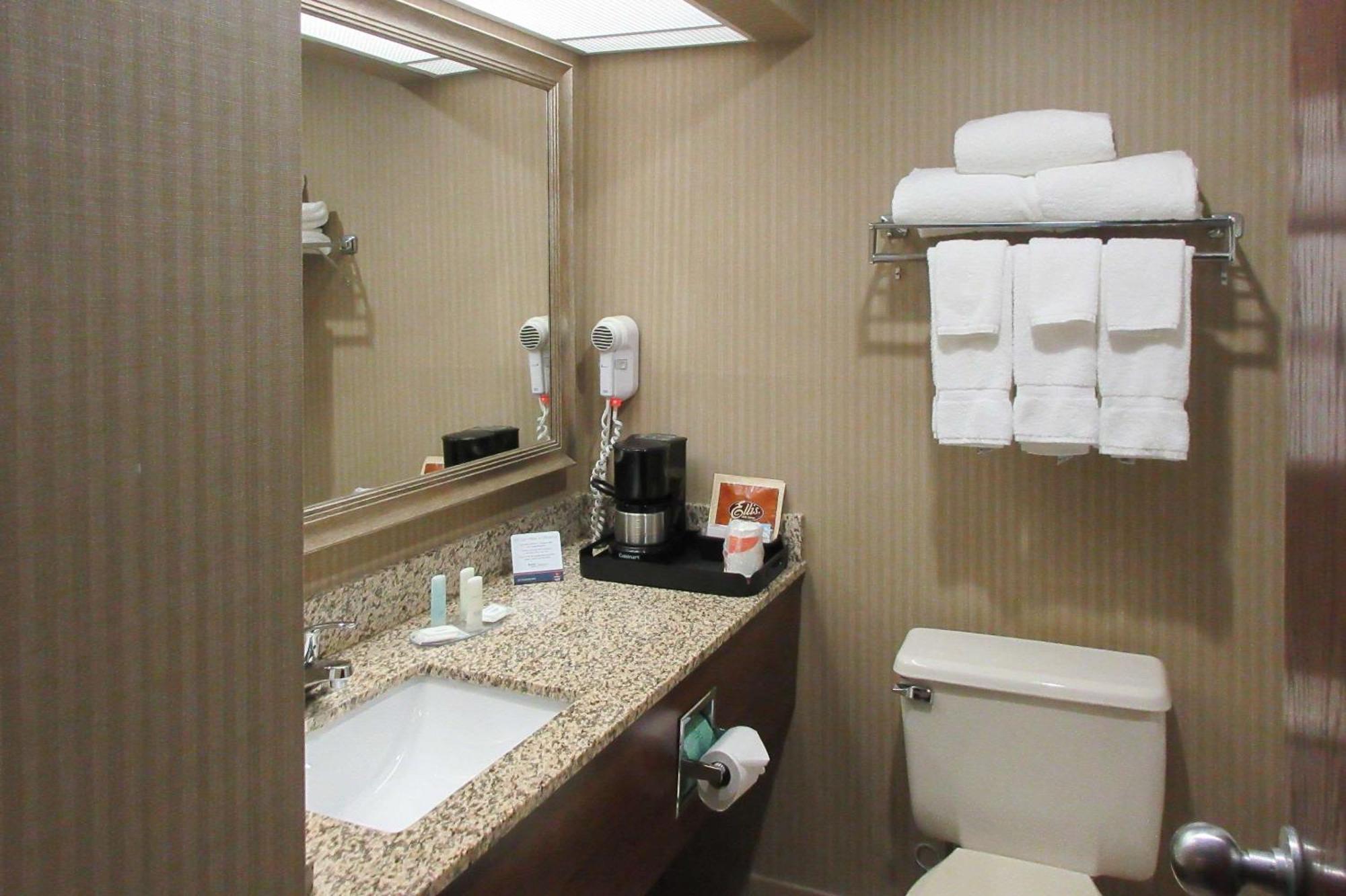 Clarion Inn & Suites - University Area Cortland Luaran gambar